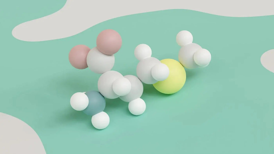 En modell i hvit, rosa og gul som viser en aminosyre-oppbygning