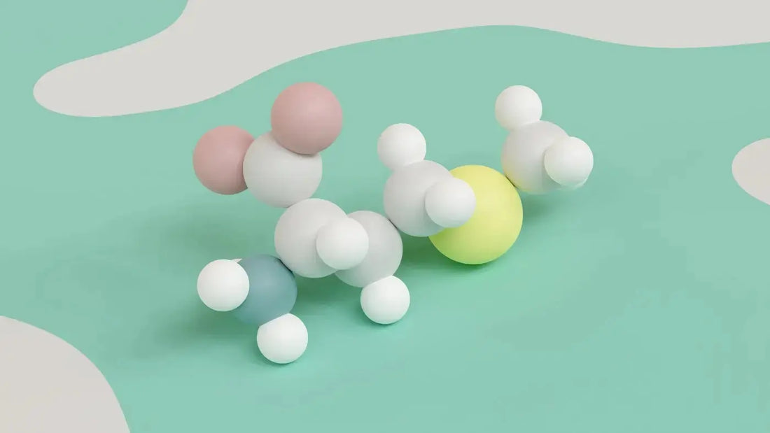 En modell i hvit, rosa og gul som viser en aminosyre-oppbygning