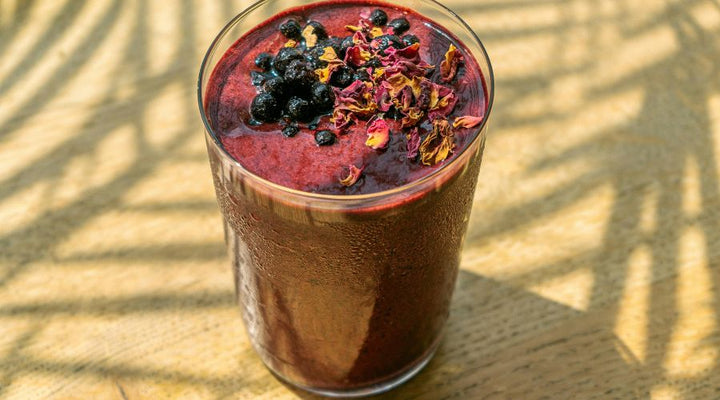 Sunn smoothie med blåbær, jordbær og tyttebær – enkel oppskrift