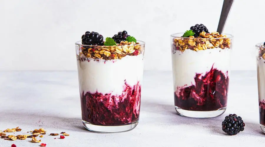 Sunn bærparfait med yoghurt og granola – med ekstra helseboost fra OptiMSM, Mind Body Boost og Biotic Boost Aarja Health Norge