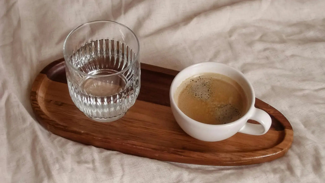 Dehydrering, kaffe og kortisol – hva skjer egentlig i kroppen når du får for lite væske? Aarja Health Norge