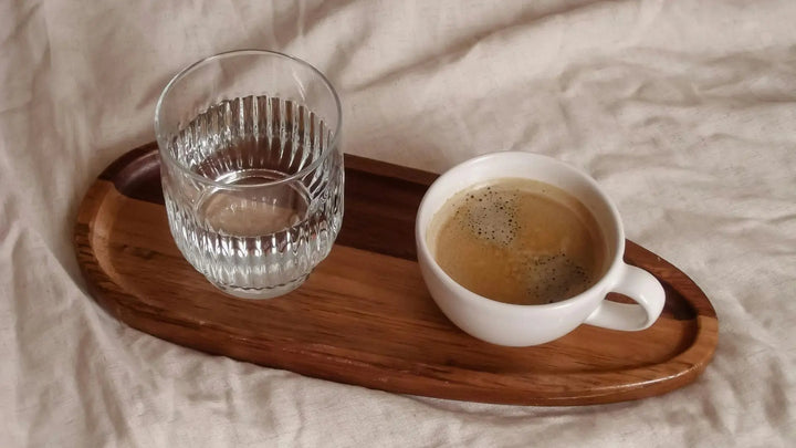Dehydrering, kaffe og kortisol – hva skjer egentlig i kroppen når du får for lite væske? Aarja Health Norge